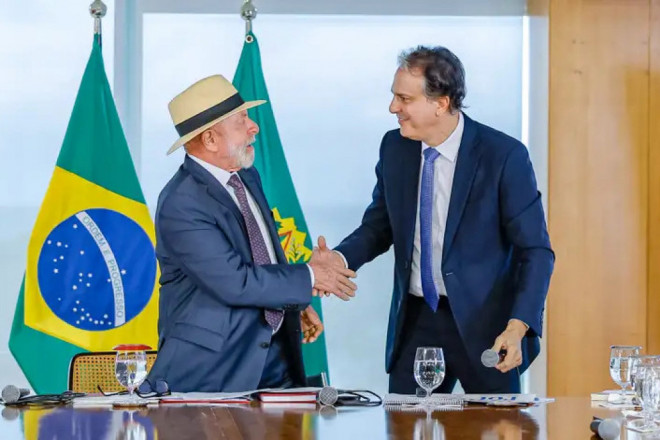 Lula e Camilo Santana durante a cerimônia de sanção do projeto de lei que restringe o uso de celular nas escolas