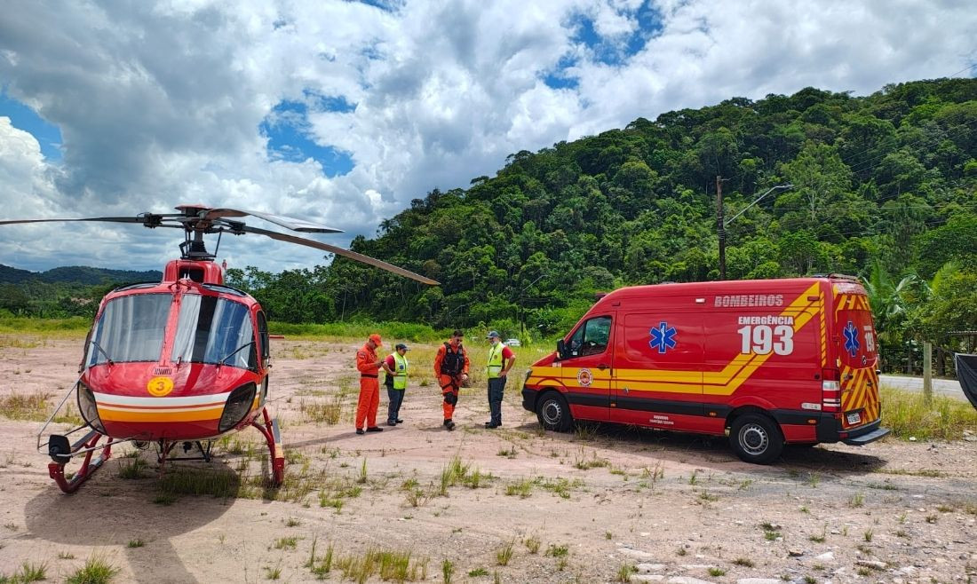 Ele foi socorrido com suspeita de traumatismo cranioencefálico e encaminhado ao hospital pelo helicóptero Arcanjo