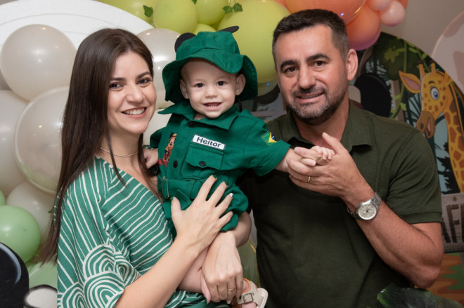 Heitor de Souza, comemorando 1 ano com os pais Juliete Reinert e Aldair de Souza
