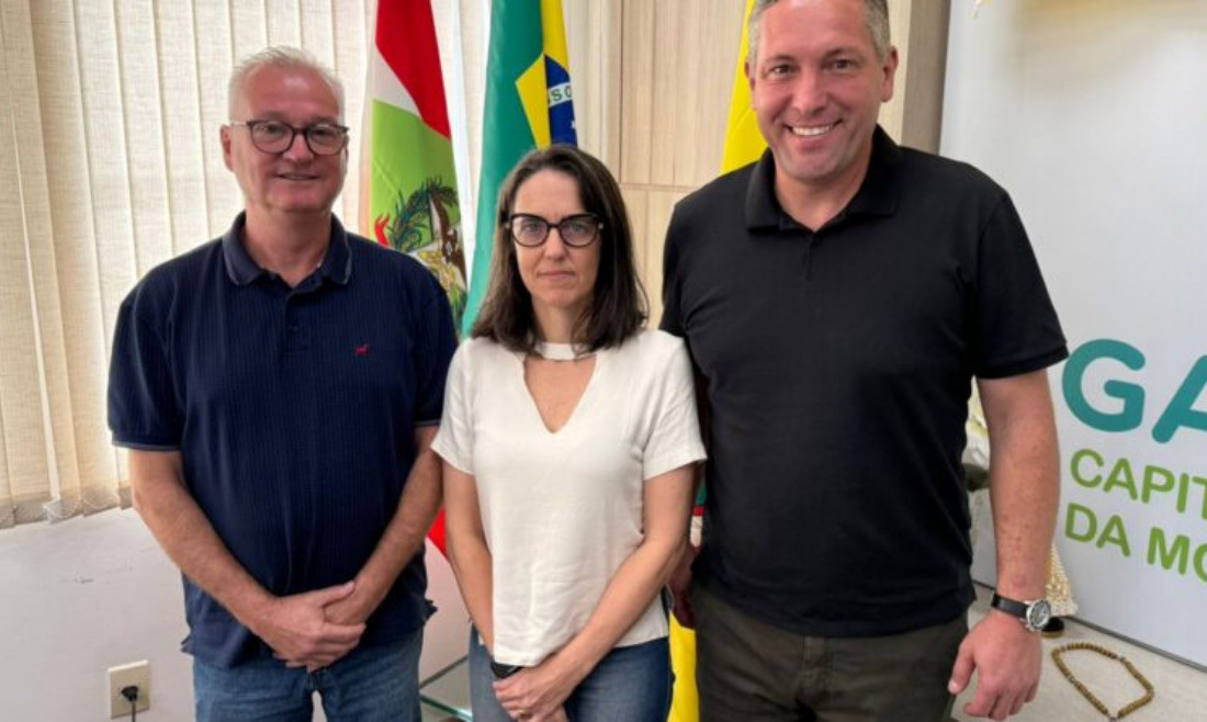 Ana Paula Lapolli Isensee, nova secretária de Planejamento Territorial, com prefeito e vice-prefeito, Paulo Koerich e Rodrigo Althoff