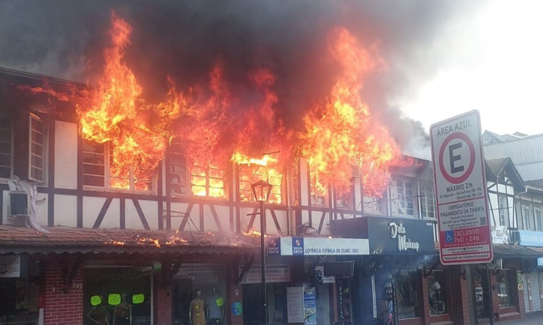 Equipes dos bombeiros seguem trabalhando intensamente para conter as chamas