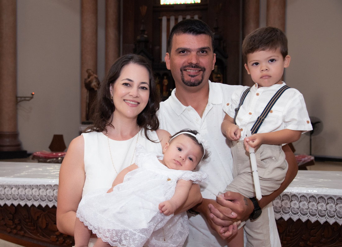 Bárbara Lorena dos Santos em seu batismo com os pais Raul Fernando dos Santos e Lorena Mara dos Santos e o irmão Vitor Fernando
