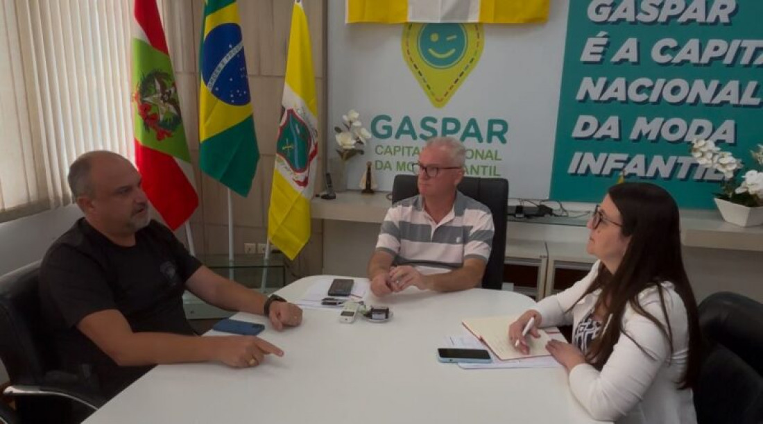 Além de ajudar na limpeza da cidade, o programa busca oferecer uma nova oportunidade aos detentos por meio do trabalho