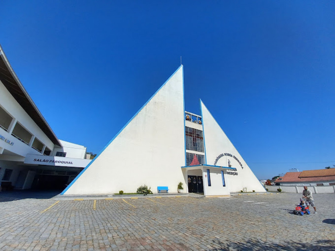 A arquitetura da igreja chama atenção pela modernidade; internamente o templo é simples e aconchegante 