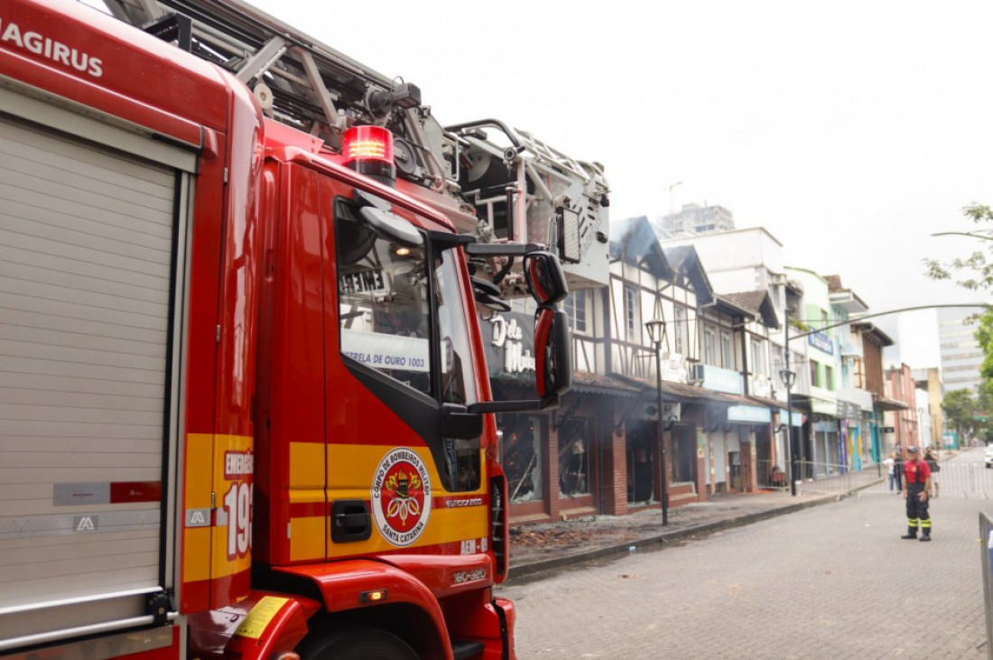 A calçada em frente aos imóveis atingidos seguirá bloqueada por segurança