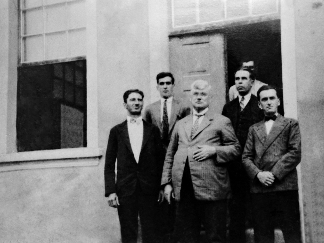 O intendente José Spengler (centro) e sua equipe: o escrivão Antônio Schneider, João dos Santos, Eurico da Silva Fontes, Luís Franzói (atrás) e Anfilóquio Nunes Pires (políticos de 1930). Defronte a Intendência, atual casa J. Passos; Rua Coronel Aristiliano Ramos, Gaspar.