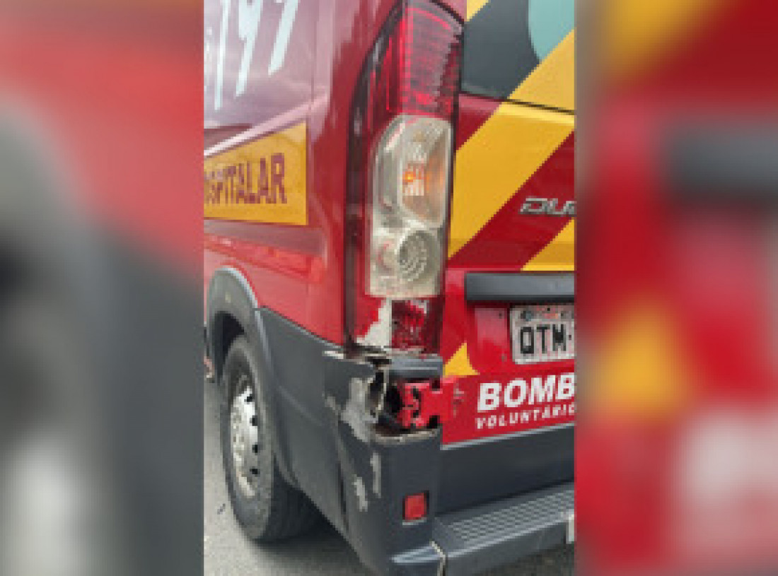 Ele colidiu com a traseira de uma ambulância