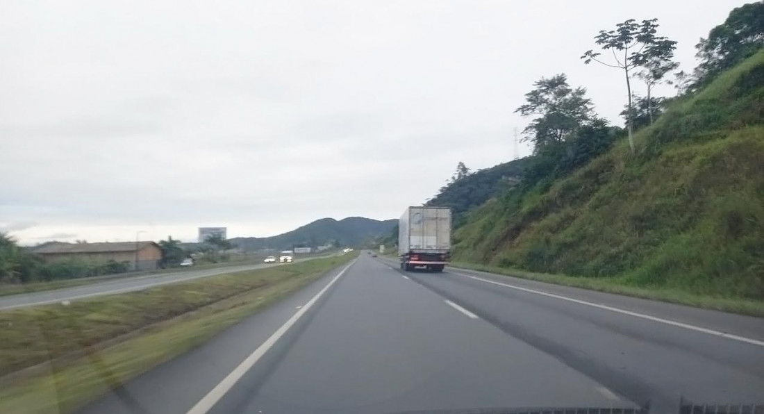 A rodovia corta o município de Ilhota em cerca de 8km