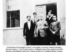 O Intendente José Spengler (centro) e sua equipe, o escrivão Antônio Schneider, João dos Santos, Luís Franzoi atrás) e Anfilóquio Nunes Píres (políticos de 1930) defronte à Intendência, atual casa J. Passos na Rua Cel. Aristiliano Ramos.