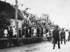 População de Gaspar nas ruas para celebrar a emancipção do município em 1934