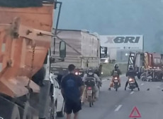 Segundo a PRF, a queda da motocicleta teria levado ao atropelamento