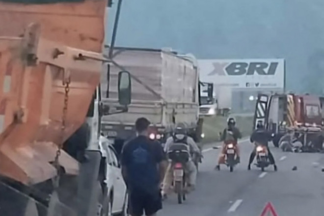 Segundo a PRF, a queda da motocicleta teria levado ao atropelamento