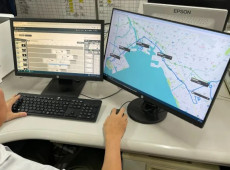 A ferramenta E-TOSS (Electronic Toyota Operation Support System) é utilizada pela Toyota para otimizar o planejamento e a gestão de despachos logísticos. Ela ajuda a melhorar a eficiência no transporte, permitindo um planejamento mais preciso e reduzindo custos operacionais. Além disso, o E-TOSS é integrado a outras tecnologias para garantir maior sustentabilidade e eficiência nas operações logísticas