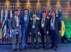 Laurence Pinto Leal (conselheiro federal do CRECI-SC), deputado federal Gilson Marques, Marcelo Brognoli (presidente do CRECI-SC), senador Esperidião Amin e Dalmo Bardini (conselheiro federal do CRECI-SC)