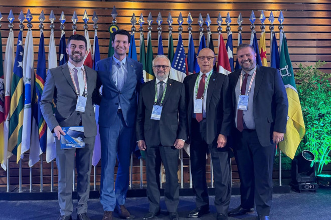 Laurence Pinto Leal (conselheiro federal do CRECI-SC), deputado federal Gilson Marques, Marcelo Brognoli (presidente do CRECI-SC), senador Esperidião Amin e Dalmo Bardini (conselheiro federal do CRECI-SC)