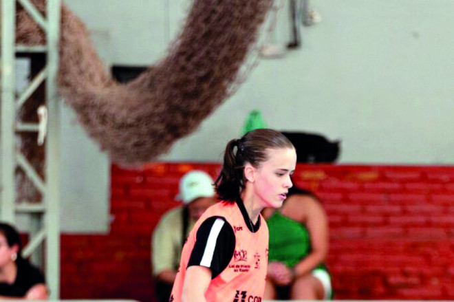 Aniele iniciou sua trajetória no futsal defendendo a AGAEF