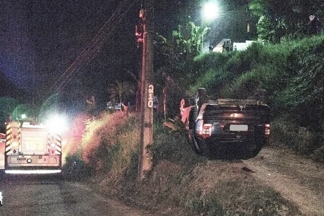 Veículo capotou após despencar de uma altura de aproximadamente 6 metros
