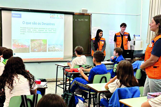 Estudantes do 6º e 7° ano participam de um curso on-line sobre o programa