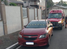 Veículo foi periciado e recolhido pela polícia 