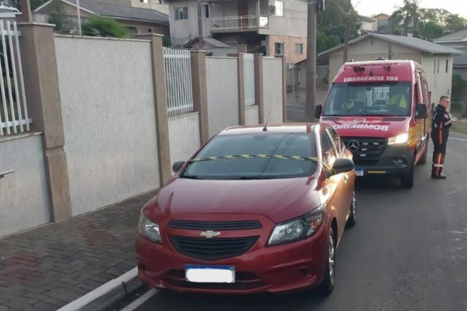 Veículo foi periciado e recolhido pela polícia 