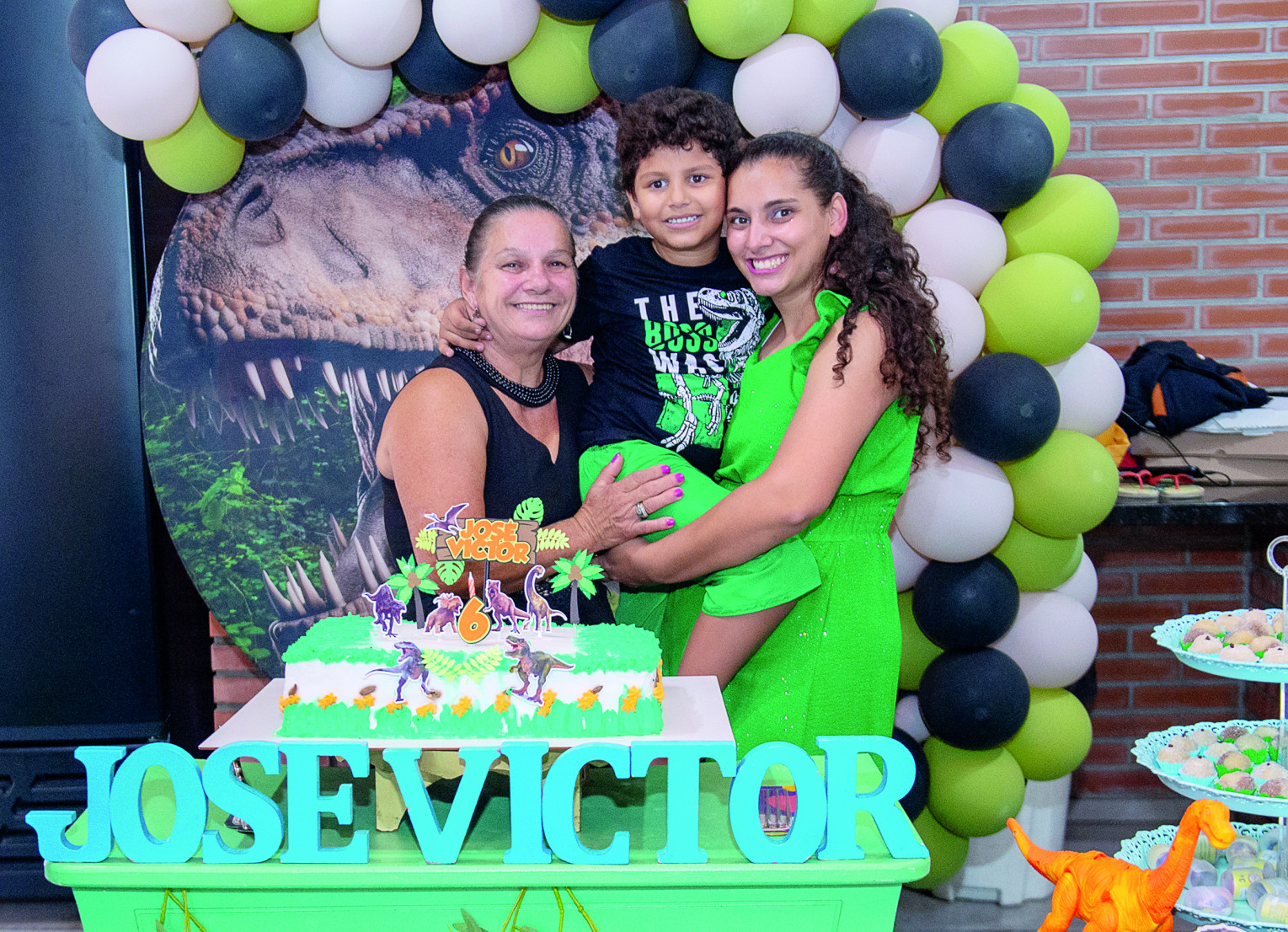 José Victor Santana com a mãe Isabel Cristina Santana e a Vó Lurdinha Santana