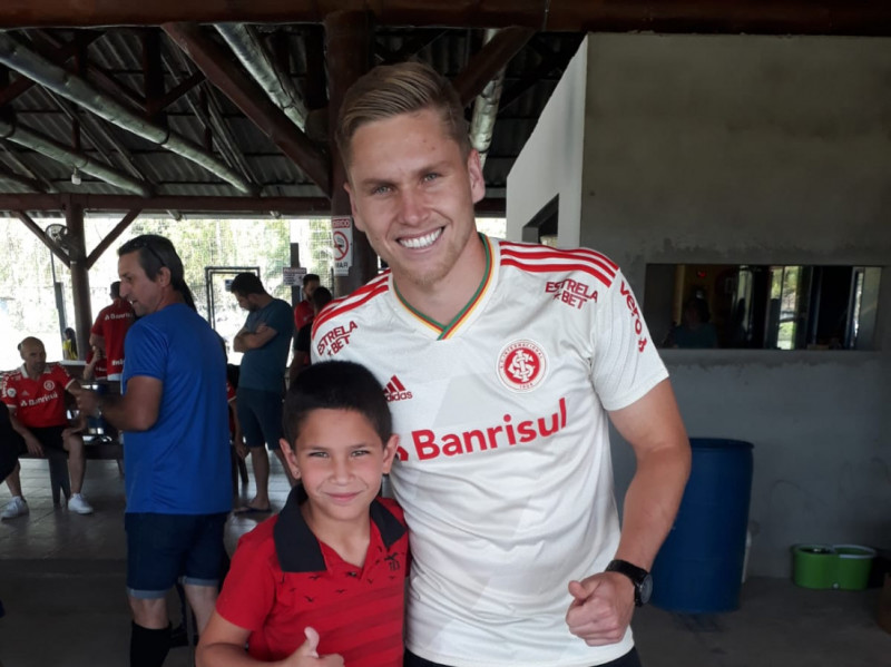 Guilherme era torcedor do Internacional. Na foto, com o atacante Alemão, de Gaspar, que jogou no clube em 2023