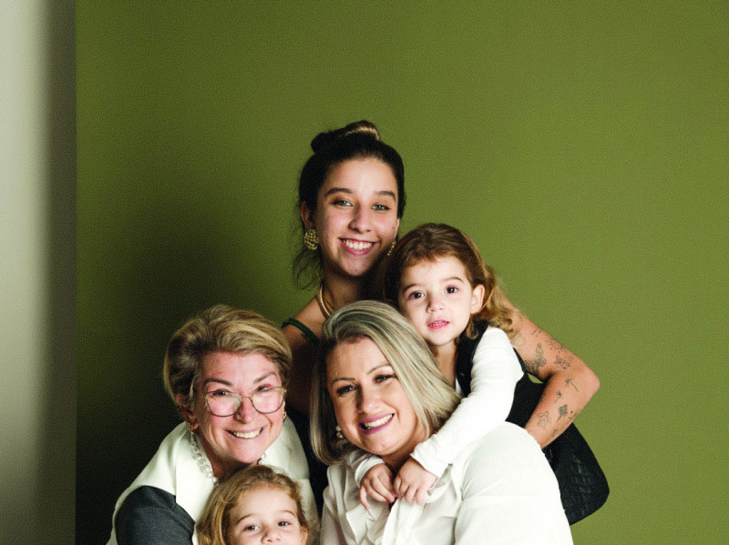 Silvana com as três filhas e a mãe Raquel