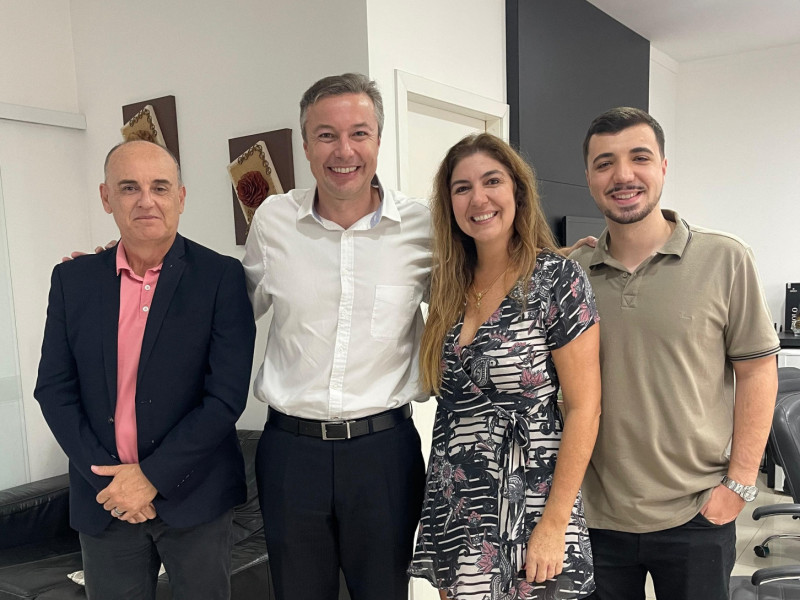 Alexandre Melo (JM), Deputado Napoleão Bernardes (PSD), Juli e Davi Deschamps (JM)