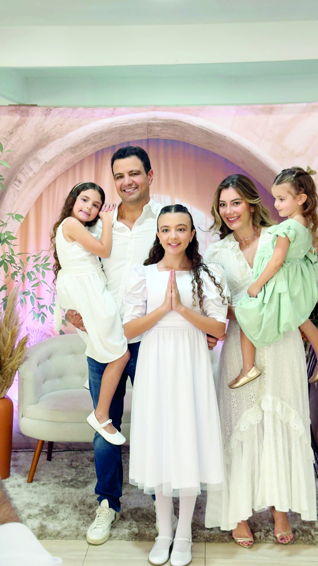 Dr. Marcus Hubaide e Karol Gerent com a filha Maria Luiza. Martina (de 7 anos) e Maya (de 3 anos) completam a família.