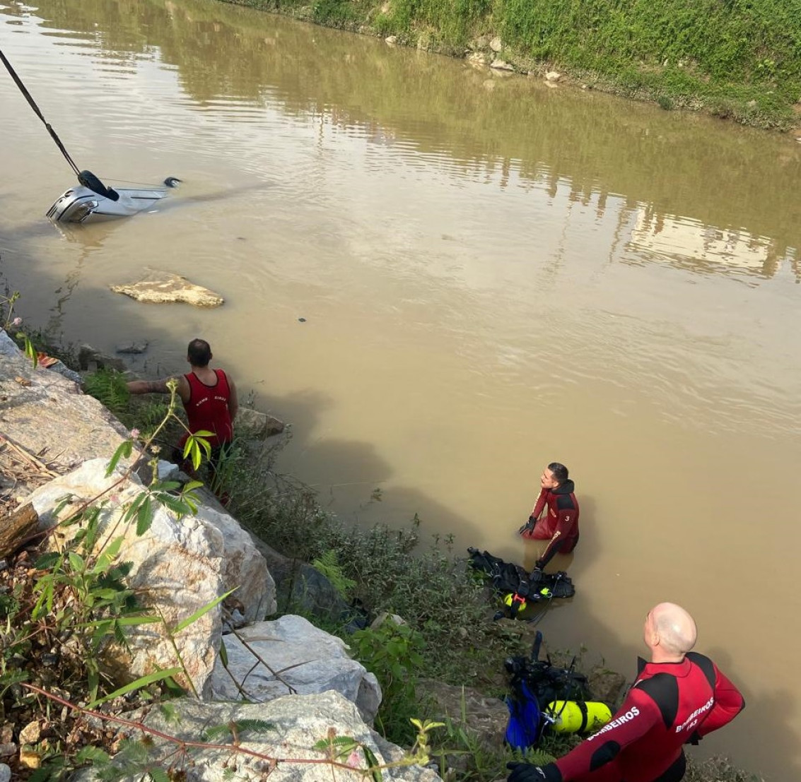 Utilizando um guindaste, o veículo foi retirado do fundo do Itajaí-Mirim