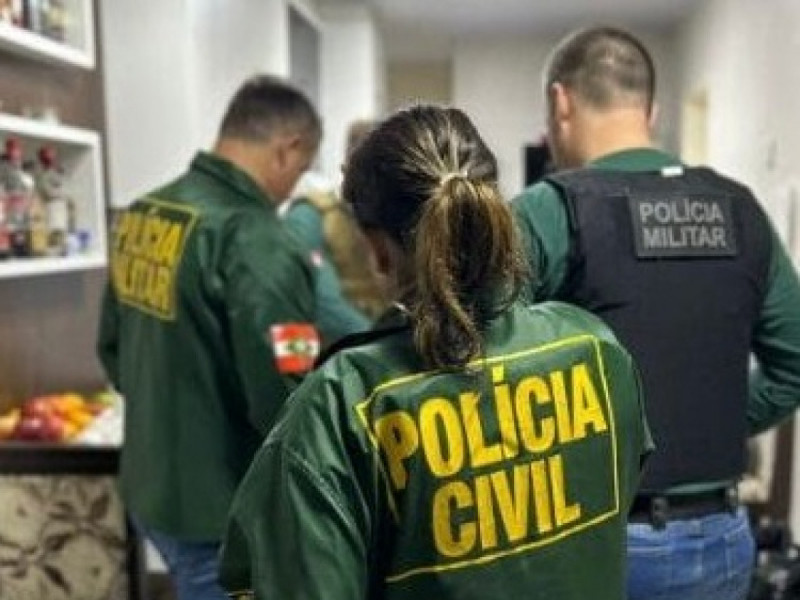 Policiais do GAECO buscam evid&ecirc;ncias que possam comprovar as fraudes
