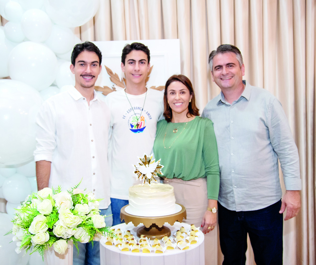 João Pedro, com os pais Soraia e Giovane e o irmão Pedro Henrique