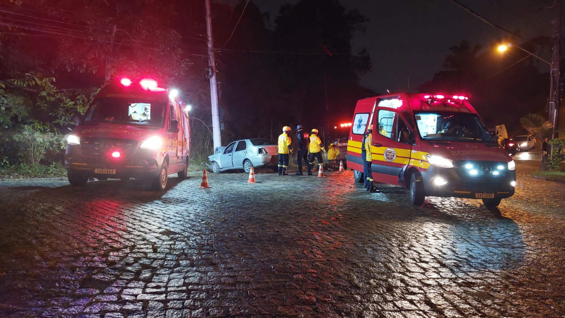 O resgate mobilizou várias viaturas dos bombeiros e do SAMU
