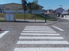Faixas de pedestres estão sendo revitalizadas em pontos estratégicos