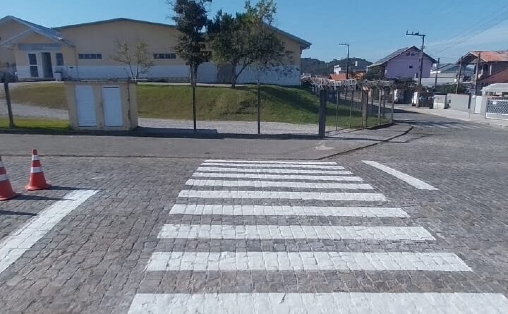 Faixas de pedestres estão sendo revitalizadas em pontos estratégicos