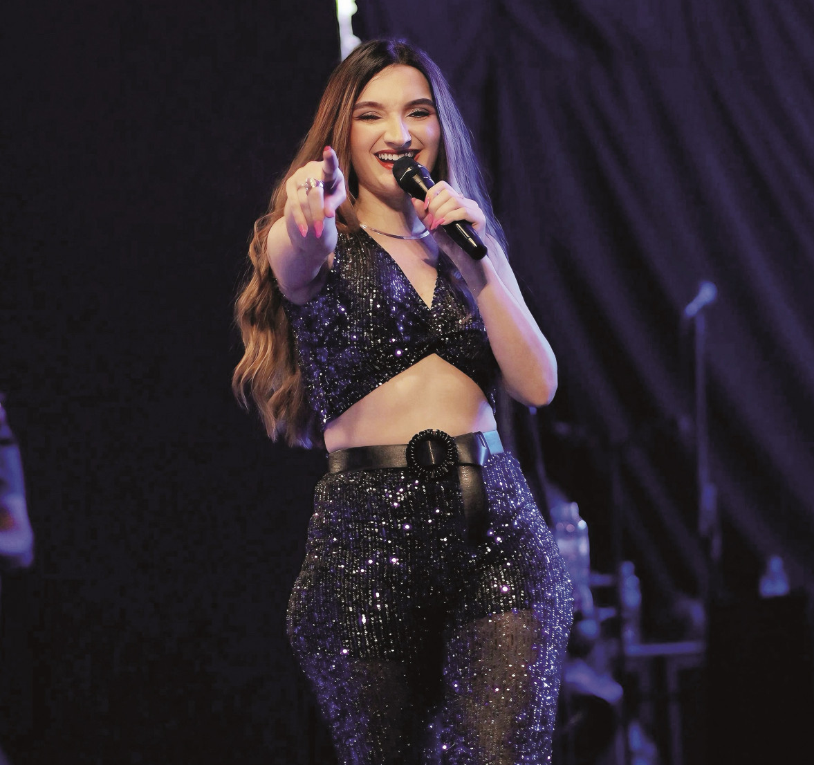 Cantora se prepara para se apresentar no Moda e Champanhe