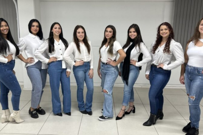 Em ordem da esquerda para direita: Ádrya Victória de Sousa Santos; Amanda Santiago de Freitas; Bruna de Fátima do Amaral; Eduarda Paim da Silva; Jackeline Simon; Larissa Alves de Lima; Merci Tainara Oliveira Pereira e Paloma Cristina Fontanivel