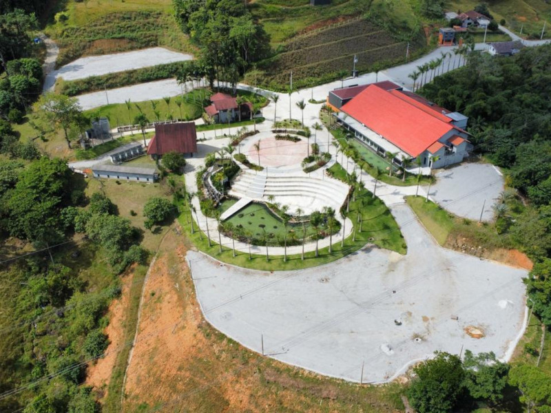 Com uma arquitetura moderna, o espaço, de 17,8 mil metros quadrados, é ideal para casamentos, formaturas e aniversários e reuniões corporativas