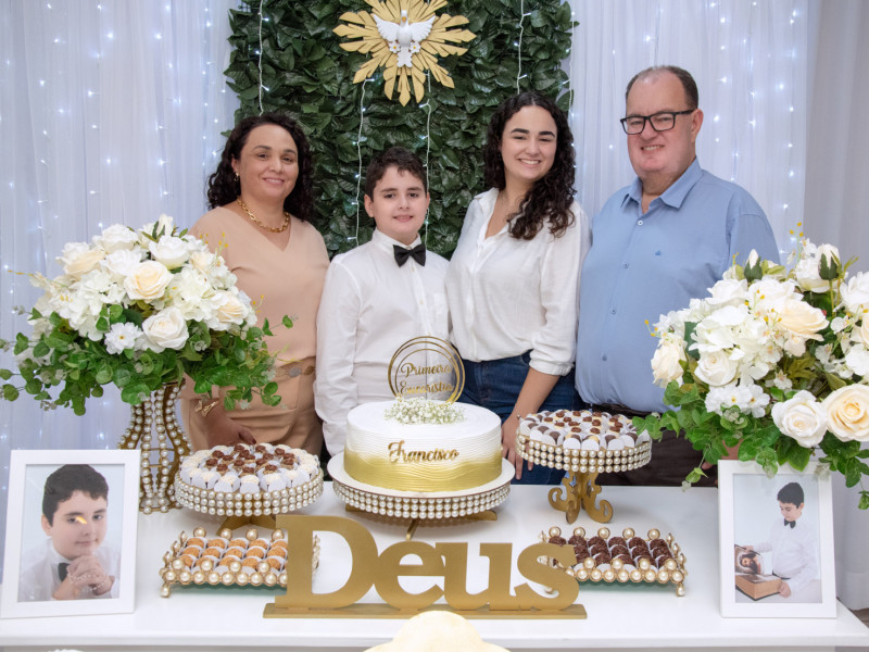 Os pais, Fernando e Elisangela e a irmã Joana, junto de convidados.