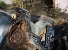 Com o impacto da batida, quatro pessoas ficaram presas às ferragens do veículo