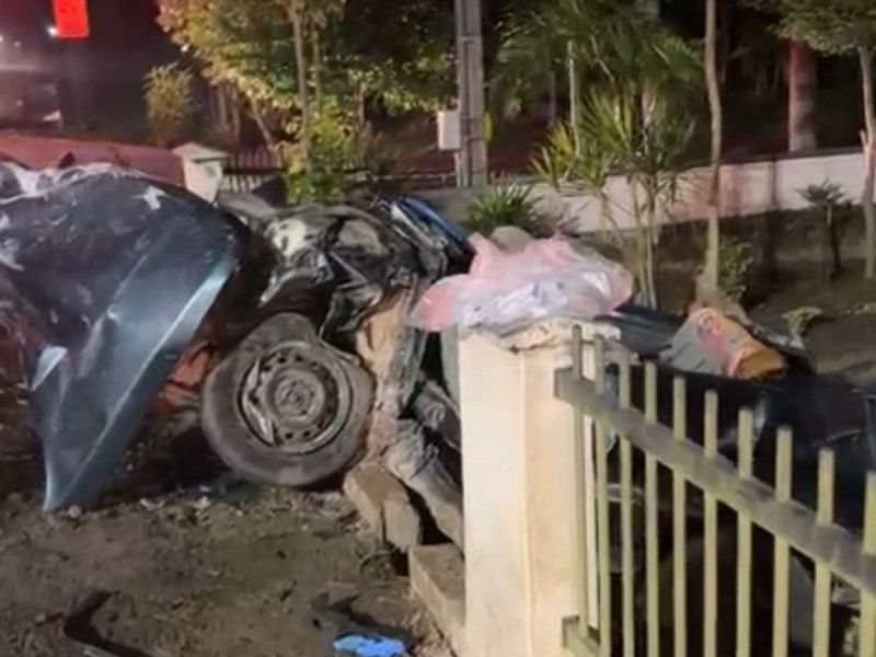 Com o impacto da batida, quatro pessoas ficaram presas às ferragens do veículo