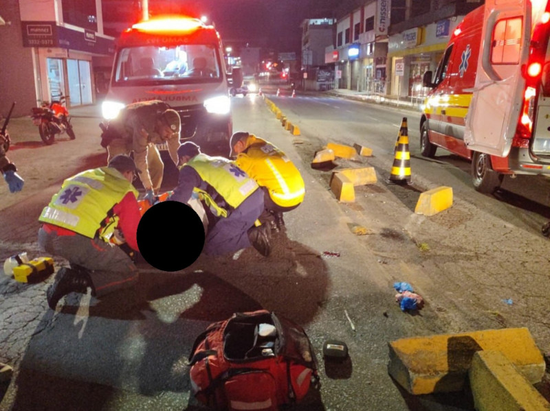 Carona da moto foi atendida no local e encaminhada para o Hospital de Gaspar