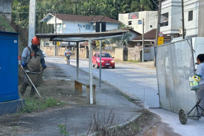 As frentes de trabalho incluem serviços de roçada, drenagem, tapa-buracos, iluminação pública, patrolamento e limpeza urbana em diversos bairros da cidade