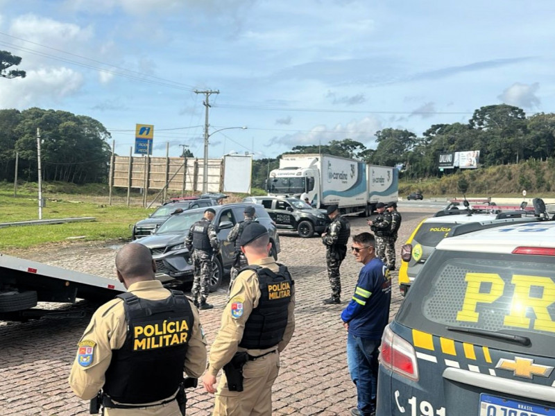O carro foi recuperado, mas o criminoso desapareceu na mata