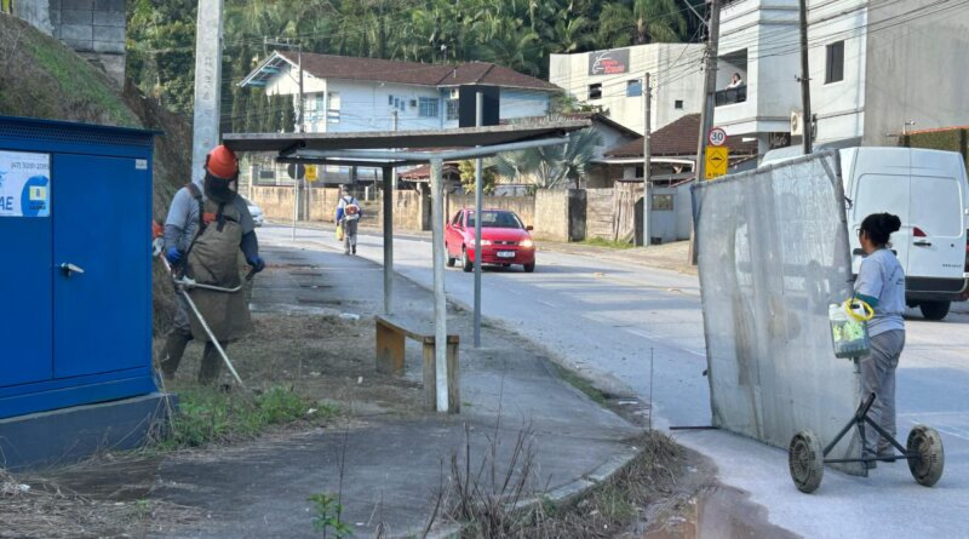 As frentes de trabalho incluem serviços de roçada, drenagem, tapa-buracos, iluminação pública, patrolamento e limpeza urbana em diversos bairros da cidade