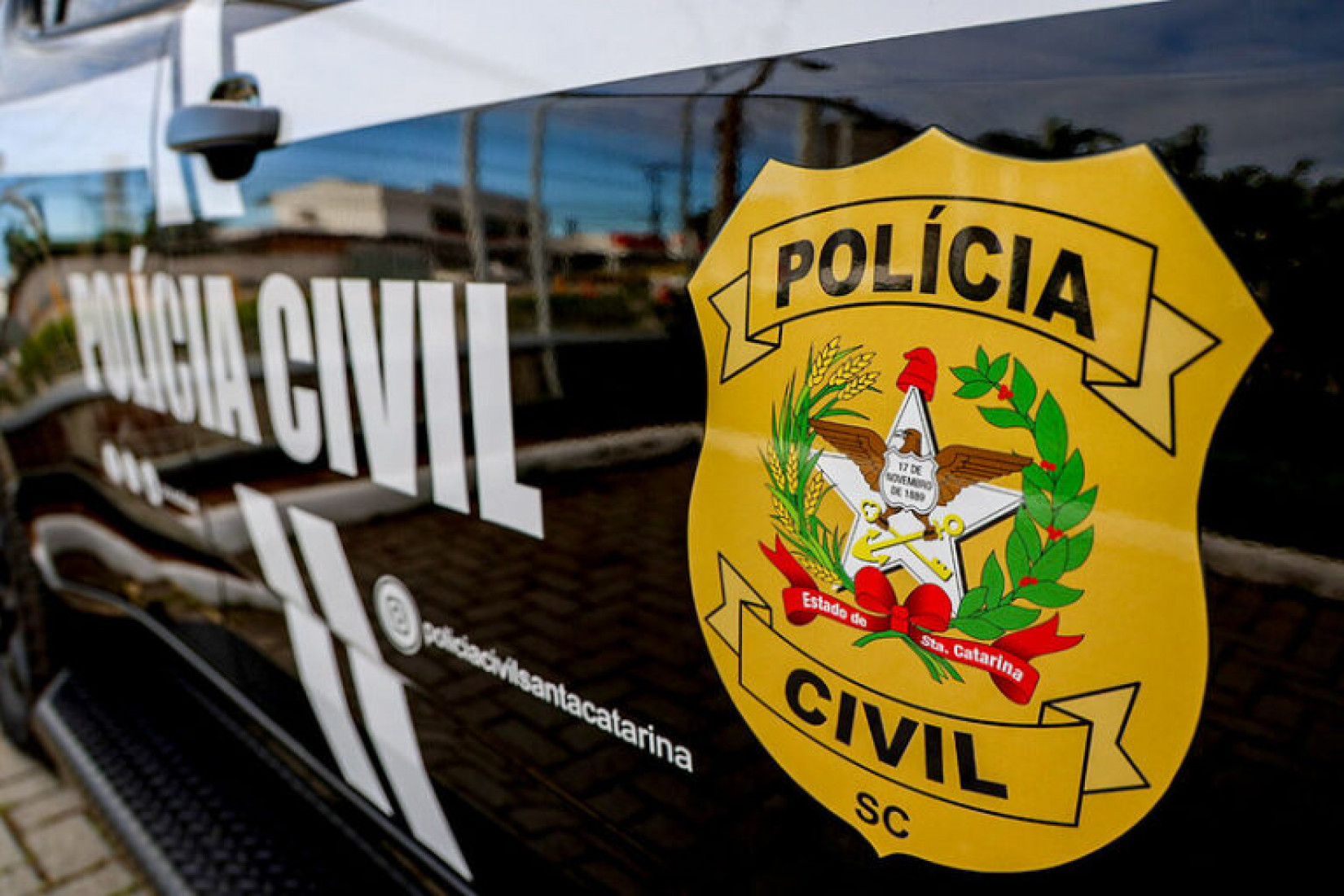 O autor foi autuado por falsa comunicação de crime e responderá criminalmente