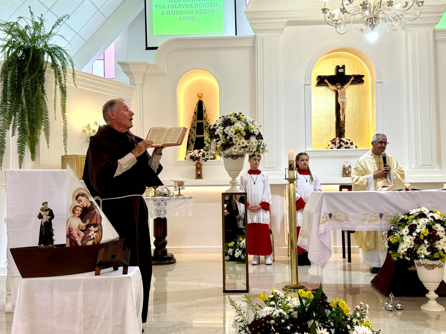 Frei Pedro conduziu a celebração da manhã de domingo, e o salão paroquial recebeu grande público para o almoço festivo