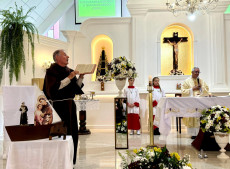 Frei Pedro conduziu a celebração da manhã de domingo, e o salão paroquial recebeu grande público para o almoço festivo