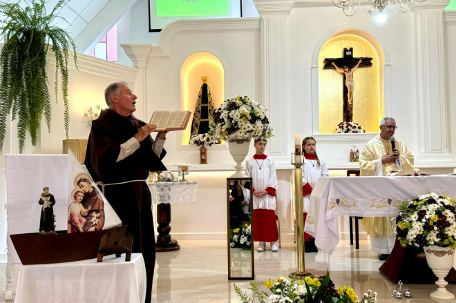 Frei Pedro conduziu a celebração da manhã de domingo, e o salão paroquial recebeu grande público para o almoço festivo