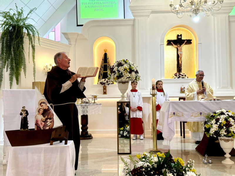 Frei Pedro conduziu a celebração da manhã de domingo, e o salão paroquial recebeu grande público para o almoço festivo